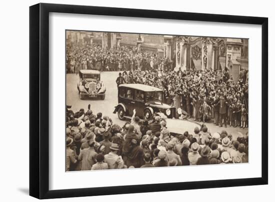 George Vi and Queen Elizabeth Leave Buckigham Palace to Holiday in Windsor, 1937-null-Framed Photographic Print