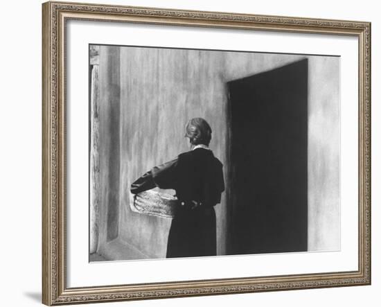 Georgia O'Keeffe Carrying a Basket-John Loengard-Framed Premium Photographic Print