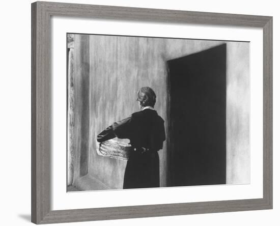 Georgia O'Keeffe Carrying a Basket-John Loengard-Framed Premium Photographic Print