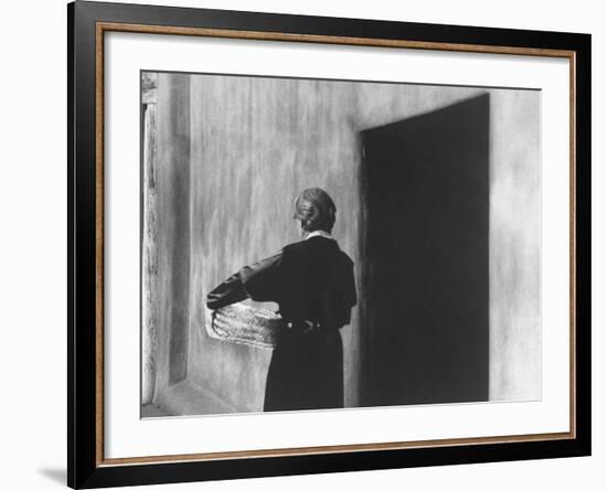 Georgia O'Keeffe Carrying a Basket-John Loengard-Framed Premium Photographic Print