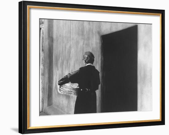 Georgia O'Keeffe Carrying a Basket-John Loengard-Framed Premium Photographic Print