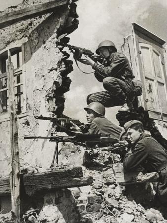 https://imgc.artprintimages.com/img/print/german-photographer-german-snipers-1941_u-l-pjk99x0.jpg?background=f3f3f3