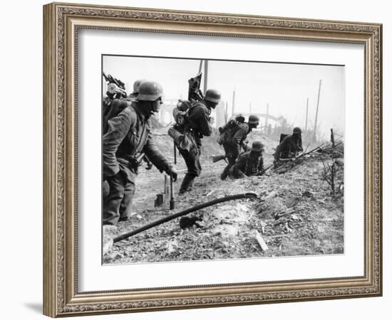 German Soldiers of the German Mortar Detachment in the Battle for Stalingrad August 1942-null-Framed Giclee Print