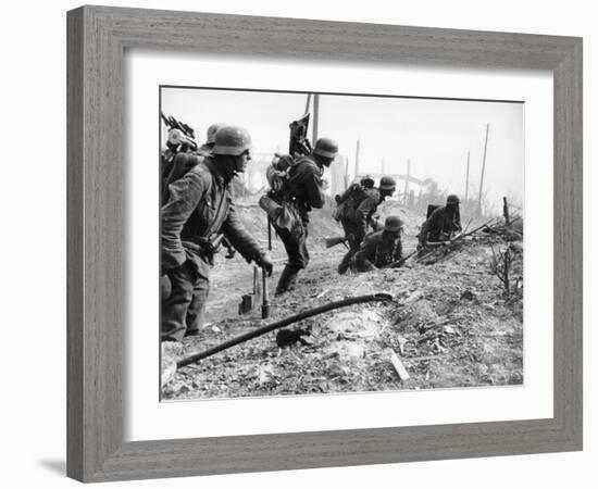 German Soldiers of the German Mortar Detachment in the Battle for Stalingrad August 1942-null-Framed Giclee Print