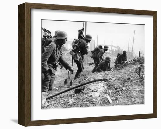 German Soldiers of the German Mortar Detachment in the Battle for Stalingrad August 1942-null-Framed Giclee Print