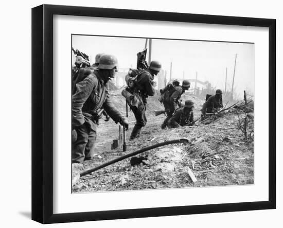 German Soldiers of the German Mortar Detachment in the Battle for Stalingrad August 1942-null-Framed Giclee Print