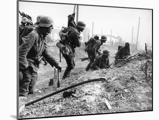 German Soldiers of the German Mortar Detachment in the Battle for Stalingrad August 1942-null-Mounted Giclee Print