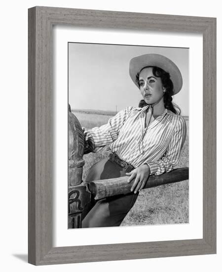 Giant, 1955 directed by GEORGE STEVENS Elizabeth Taylor (b/w photo)-null-Framed Photo