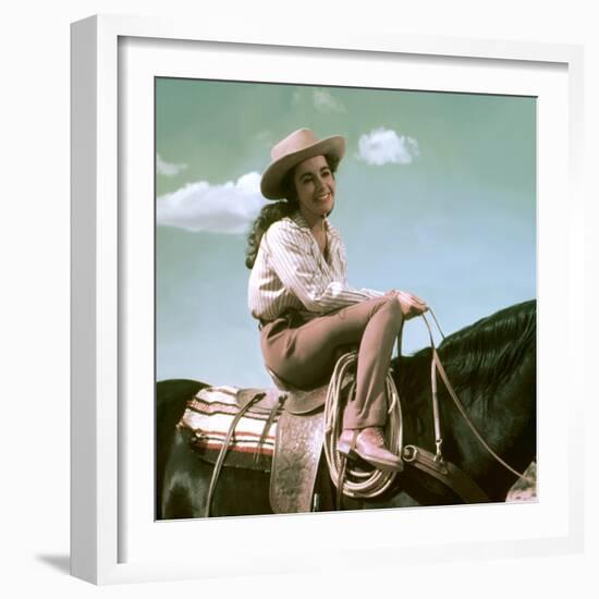 Giant, 1955 directed by GEORGE STEVENS Elizabeth Taylor (photo)-null-Framed Photo