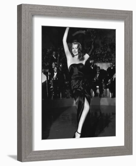 GILDA, 1946 directed by CHARLES VIDOR Rita Hayworth (b/w photo)-null-Framed Photo