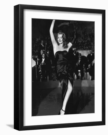 GILDA, 1946 directed by CHARLES VIDOR Rita Hayworth (b/w photo)-null-Framed Photo