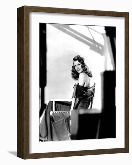 GILDA, 1946 directed by CHARLES VIDOR Rita Hayworth (b/w photo)-null-Framed Photo