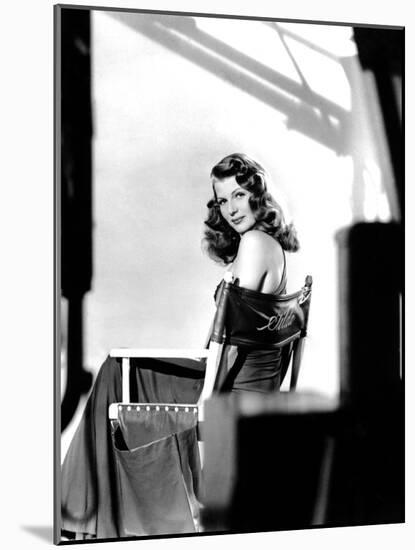 GILDA, 1946 directed by CHARLES VIDOR Rita Hayworth (b/w photo)-null-Mounted Photo