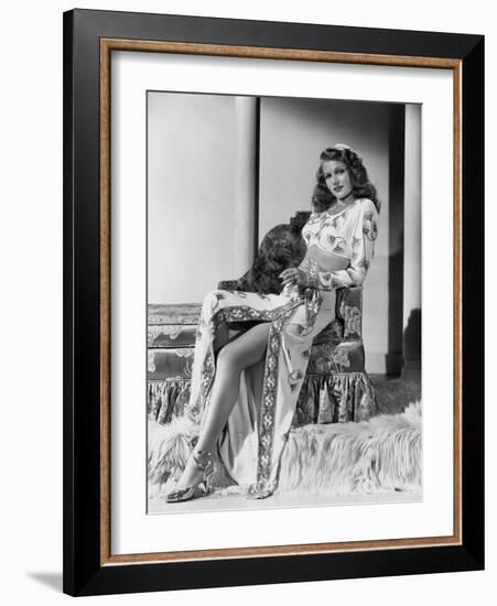 GILDA, 1946 directed by CHARLES VIDOR Rita Hayworth (b/w photo)-null-Framed Photo