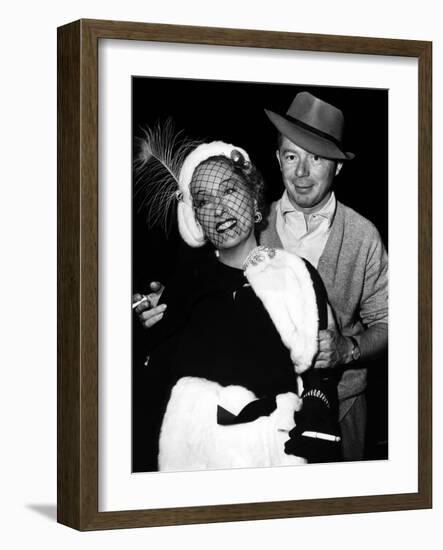 Gloria Swanson and Billy Wilder sur le plateau du film Boulevard du crepuscule (SUNSET BOULEVARD),-null-Framed Photo