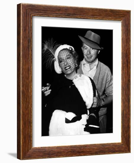 Gloria Swanson and Billy Wilder sur le plateau du film Boulevard du crepuscule (SUNSET BOULEVARD),-null-Framed Photo