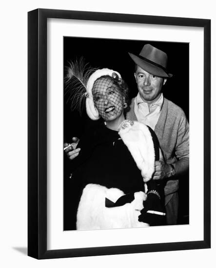 Gloria Swanson and Billy Wilder sur le plateau du film Boulevard du crepuscule (SUNSET BOULEVARD),-null-Framed Photo