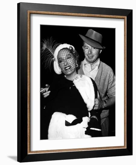 Gloria Swanson and Billy Wilder sur le plateau du film Boulevard du crepuscule (SUNSET BOULEVARD),-null-Framed Photo