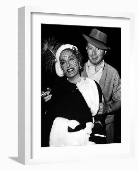 Gloria Swanson and Billy Wilder sur le plateau du film Boulevard du crepuscule (SUNSET BOULEVARD),-null-Framed Photo