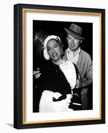 Gloria Swanson and Billy Wilder sur le plateau du film Boulevard du crepuscule (SUNSET BOULEVARD),-null-Framed Photo