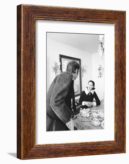 Gloria Vanderbilt and Husband Wyatt Cooper, New York, 1974-Alfred Eisenstaedt-Framed Photographic Print