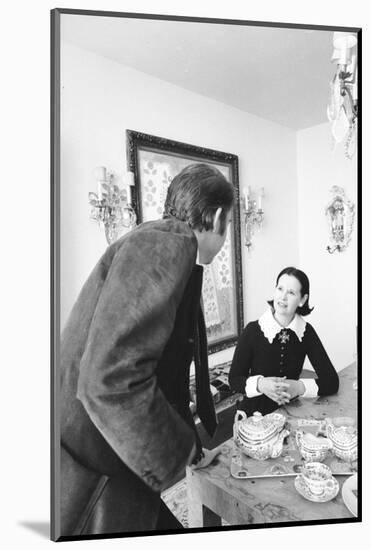 Gloria Vanderbilt and Husband Wyatt Cooper, New York, 1974-Alfred Eisenstaedt-Mounted Photographic Print