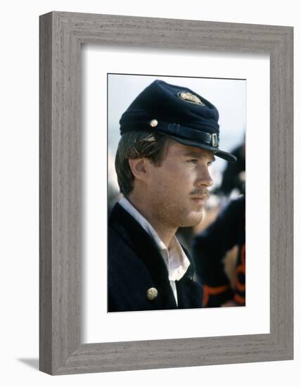 Glory (Pour la gloire) by EdwardZwick with Cary Elwes, 1989 (guerre by Secession) (photo)-null-Framed Photo