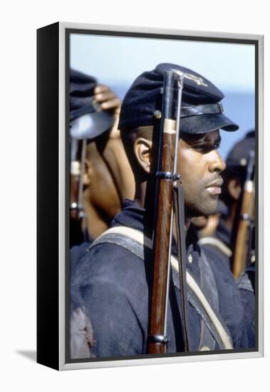 Glory (Pour la gloire) by EdwardZwick with Denzel Washington, 1989 (guerre by Secession) (photo)-null-Framed Stretched Canvas