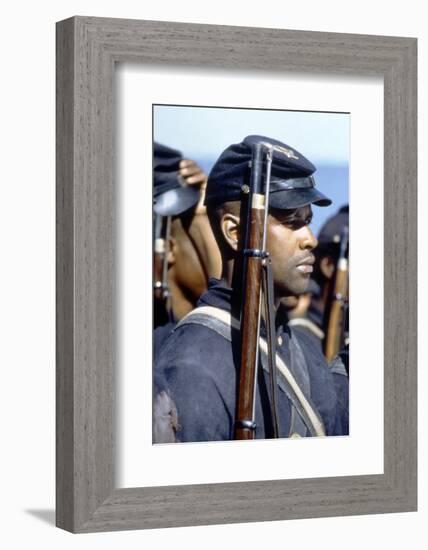 Glory (Pour la gloire) by EdwardZwick with Denzel Washington, 1989 (guerre by Secession) (photo)-null-Framed Photo