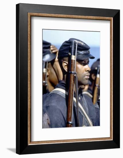 Glory (Pour la gloire) by EdwardZwick with Denzel Washington, 1989 (guerre by Secession) (photo)-null-Framed Photo