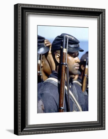 Glory (Pour la gloire) by EdwardZwick with Denzel Washington, 1989 (guerre by Secession) (photo)-null-Framed Photo