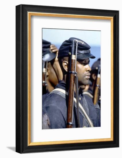 Glory (Pour la gloire) by EdwardZwick with Denzel Washington, 1989 (guerre by Secession) (photo)-null-Framed Photo