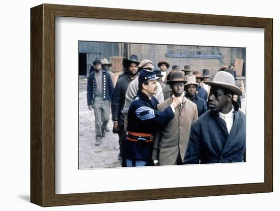 Glory (Pour la gloire) by EdwardZwick with John Finn and Andre Braugher, 1989 (guerre by Secession)-null-Framed Photo