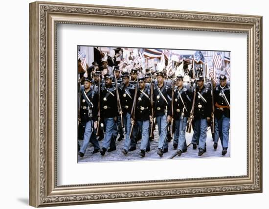 Glory (Pour la gloire) by EdwardZwick with Morgan Freeman, 1989 (guerre by Secession) (photo)-null-Framed Photo