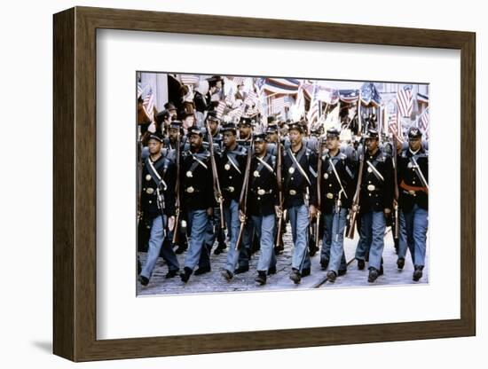 Glory (Pour la gloire) by EdwardZwick with Morgan Freeman, 1989 (guerre by Secession) (photo)-null-Framed Photo