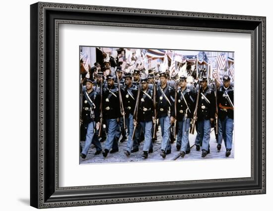 Glory (Pour la gloire) by EdwardZwick with Morgan Freeman, 1989 (guerre by Secession) (photo)-null-Framed Photo
