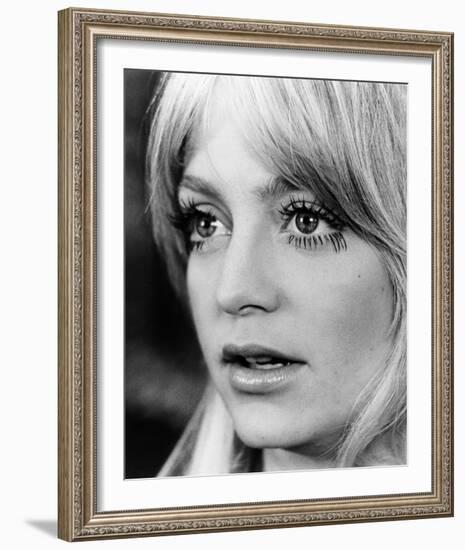 Goldie Hawn - Shampoo-null-Framed Photo