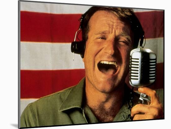 Good Morning Vietnam De Barrylevinson Avec Robin Williams, 1987-null-Mounted Photo