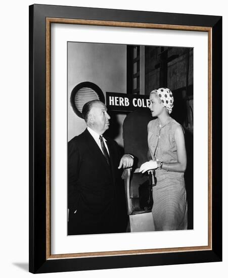 Grace Kelly and le realisateur Alfred Hitchcock sur le tournage du film La Main au Collet TO CATCH-null-Framed Photo