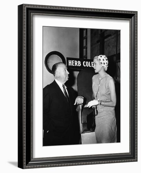 Grace Kelly and le realisateur Alfred Hitchcock sur le tournage du film La Main au Collet TO CATCH-null-Framed Photo