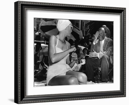 Grace Kelly and le realisateur Alfred Hitchcock sur le tournage du film La Main au Collet TO CATCH -null-Framed Photo