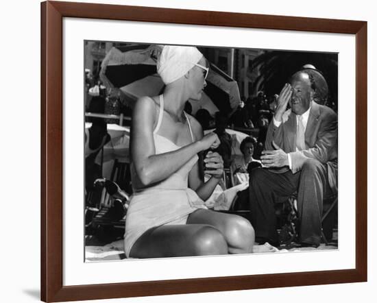 Grace Kelly and le realisateur Alfred Hitchcock sur le tournage du film La Main au Collet TO CATCH -null-Framed Photo