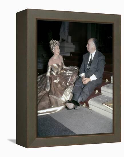 Grace Kelly and le realisateur Alfred Hitchcock sur le tournage du film La Main au Collet TO CATCH -null-Framed Stretched Canvas