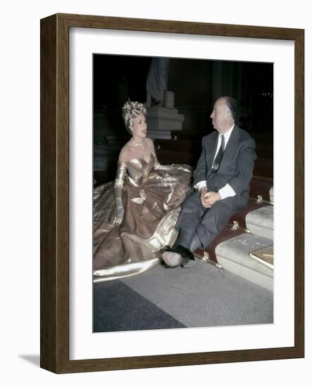 Grace Kelly and le realisateur Alfred Hitchcock sur le tournage du film La Main au Collet TO CATCH -null-Framed Photo