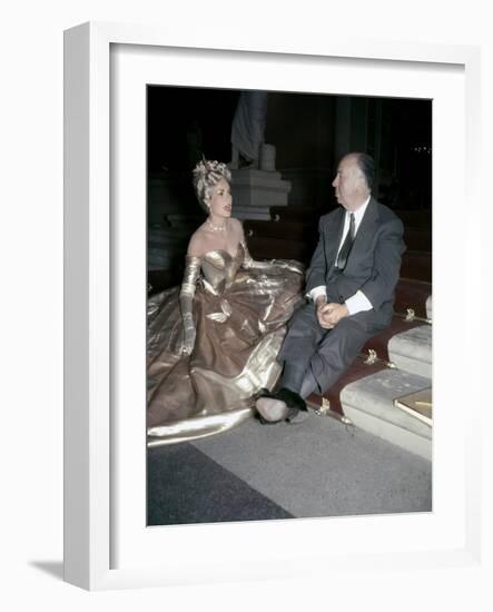 Grace Kelly and le realisateur Alfred Hitchcock sur le tournage du film La Main au Collet TO CATCH -null-Framed Photo