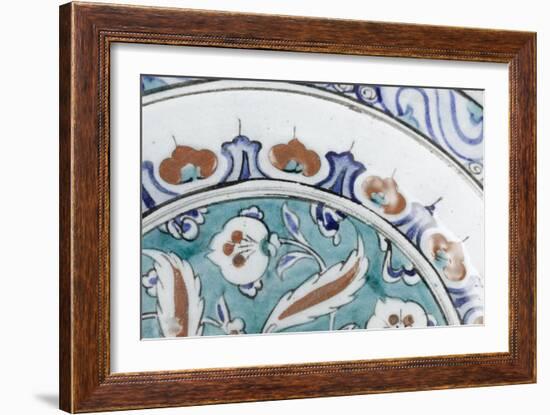 Grand plat au lambrequin bleu et rouge-null-Framed Giclee Print