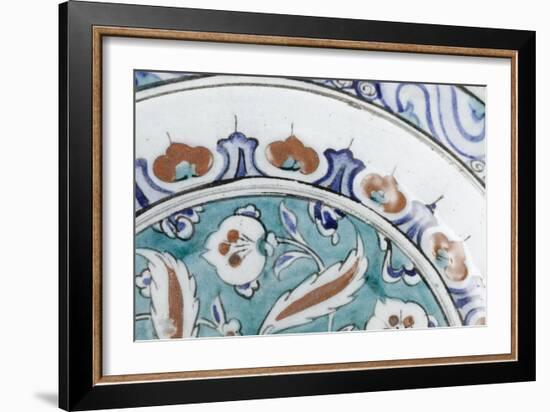 Grand plat au lambrequin bleu et rouge-null-Framed Giclee Print