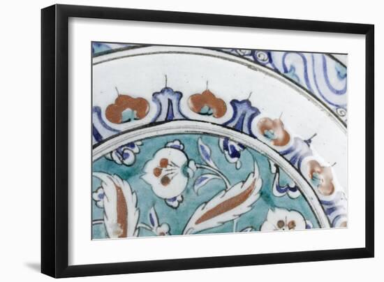 Grand plat au lambrequin bleu et rouge-null-Framed Giclee Print