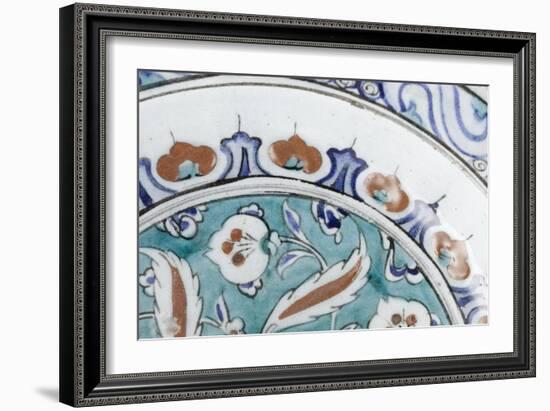 Grand plat au lambrequin bleu et rouge-null-Framed Giclee Print