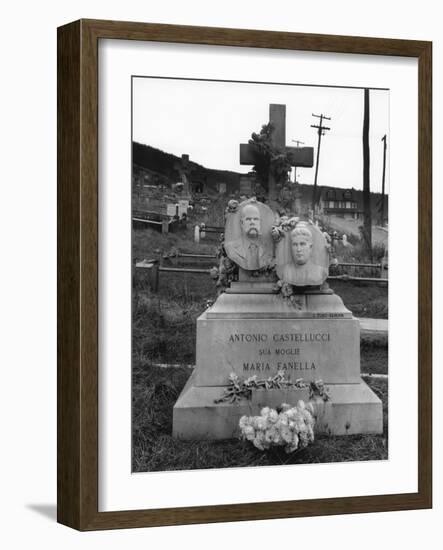 Gravestone in Bethlehem graveyard, Pennsylvania, 1935-Walker Evans-Framed Photographic Print